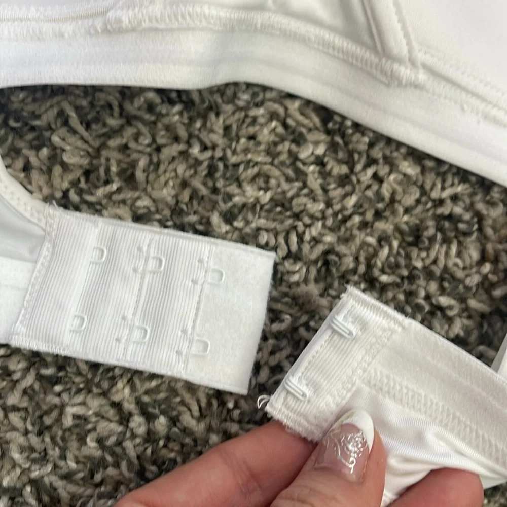 NEW Hanes bra white wire-free bra with adjustable straps size medium